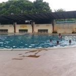 Suasana kolam renang Taman Rekreasi Keluarga (TRK), di lingkungan Stadion Gelora Bangkalan, Selasa (17/3).