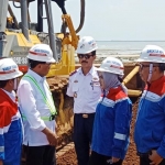 Menhub dan Dirut Pertamina mengunjungi pembangunan kilang minyak.