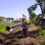 Proyek pemasangan pipa gas milik Pertamina Gas di jalan kabupaten Desa Kedanyang Kebomas. foto: syuhud/ bangsaonline


