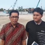 Ilyas, Owner Chalidana Group memberikan keterangan soal kerusakan rumah warga dampak pemasangan tiang pancang.