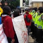 PMII Gresik saat demo di depan kantor DPRD Gresik. foto: SYUHUD/ BANGSAONLINE
