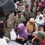 Operasi pasar murah dipasar desa Desa Kalisampurno, Tanggulangin diserbu warga. foto: Agus HP/BangsaOnline.com