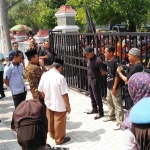 Aksi Tikus Pithi saat demo di depan DPRD Ngawi.
