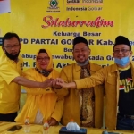 Gus Yani dan Bu Min diapit Ketua Golkar Gresik Ahmad Nurhamim, dan Sekretaris Atek Riduan saat acara silaturrahim, beberapa waktu lalu. foto: SYUHUD/ BANGSAONLINE