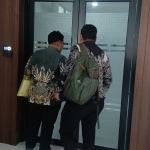 Koordinator Wilayah (Korwil) Badan Gizi Nasional (BGN) Pamekasan masuk ke ruang pemeriksaan Polres Pamekasan