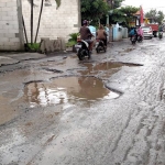 Kerusakan di Jalan Ir Juanda, Desa Damarsi, Buduran.