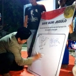 Warga Desa Jegulo menandatangani petisi penolakan eksplorasi migas oleh PHE TEJ.