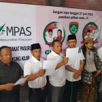 AKRAB: Kompas (Koalisi Masyarakat Pasuruan) bersama Ketua Tim Pemenangan Adjib Sudiono Fauzan saat deklarasi menyatakan dukungan dan siap memenangkan Adjib dalam Pilbup 2018 mendatang. foto: SUPARDI/BANGSAONLINE