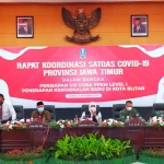 Gubernur Jatim, Khofifah Indar Parawansa, saat menghadiri rapat koordinasi Satgas Covid-19.