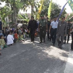 Dandim 0810 Nganjuk bersama Plt Bupati Nganjuk tiba di lokasi pengerjaan jalan baru. foto: bambang/ bangsaonline.