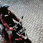 Kedua pelaku sempat tertangkap kamera CCTV berikut nomor plat sepeda motor yang dipakai beraksi.