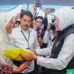 Gubernur Khofifah saat menyapa masyarakat dalam gelaran pasar murah di Pacet, Kabupaten Mojokerto.