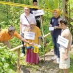 Reka adegan pembunuhan di Dusun Juroju, Desa Sumbersalak, Kecamatan Ledokombo, Jember.