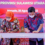 Gubernur Jawa Timur menandatangani MOU dengan Wakil Gubernur Sulut  Steven Kandouw  di Sintesa Peninsula Hotel Manado, Kamis (25/8). Foto: Humas Pemprov Jatim