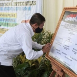 Kepala BNN Kota Kediri, AKBP Bunawar saat mendapat giliran menandatangani pakta integritas. (foto: ist.)