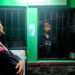 Hisam (kaos hitam) saat diamankan di Poskamling Kelurahan Pakelan. foto: ist.