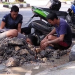 Sejumlah petugas Perumda Air Minum Lamongan turun memperbaiki pipa saluran air yang sedang rusak.