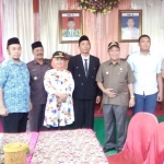 Bupati Fadeli dan Wakilnya Kartika bersama calon kades saat meninjau TPS Pilkades di Kecamatan Ngimbang.