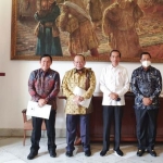 Presiden foto bersama udsai rapat konsultasi dengan jajaran Pimpinan DPD RI, Jumat (19/6/2020) pagi di Istana Bogor.  Rapat diikuti Ketua AA LaNyalla Mahmud Mattalitti, Wakil Ketua I Nono Sampono, Wakil Ketua II Mahyudin dan Wakil Ketua III Sultan Baktiar Najamudin. 