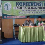 Ketua Tanfidziyah PCNU Gresik, KH. Khusnan Ali (dua dari kiri), saat menghadiri Konfercab Pergunu. foto: SYUHUD/ BANGSAONLINE