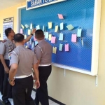 Kapolres Tuban saat menunjukkan papan saran terbuka sebagai masukan untuk petugas. foto: SUWANDI/ BANGSAONLINE