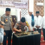 Kapolres Bangkalan AKBP Boby Paludin Tambunan didampingi Waka Polres Kompol Hendy Kurniawan serta Ketua PCNU KH. Makki Nasir menandatangani prasasti renovasi pembagunan masjid Raudlatul Hidayah, Jum