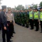 Wali Kota Batu, Eddy Rumpoko bersama Kapolres Batu, AKBP Leonardus Simarmata mengecek pasukan saat apel gelar pasukan operasi Ramadniya di halaman Balai Kota Among Tani Kota Batu Kamis (30/6). foto: DIKMAN/ BANGSAONLINE