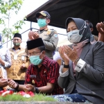 Wali Kota Batu Hj. Dewanti Rumpoko bersama Wawali Punjul Santoso serta beberapa kepala OPD melakukan ziarah ke makam Alm. H. Imam Kabul, mantan Wali Kota Batu di pemakaman Samaan Kota Malang, Kamis (15/10) siang.