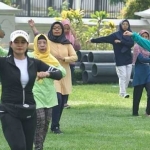 
Pj Wali Kota Kediri Zanariah (kanan) saat melakukan senam bersama dengan ASN di lingkungan Pemkot Kediri. (Ist). 