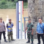 Kapolsek Mantingan bersama Forkopimcam mengecek pintu air pos pantau Jurug. Foto : Ist