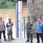 Kapolsek Mantingan bersama Forkopimcam mengecek pintu air pos pantau Jurug. Foto : Ist