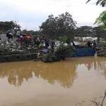 Warga saat gotong royong menutup tanggul dengan peralatan seadanya. foto: eko sudjarwo/ detik.com