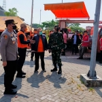 Wakil Bupati Pasuruan KH Mujib Imron mengecek peralatan di sela apel kesiapsigaan bencana hidrometeorologi di Kompleks Perkantoran Raci, Senin (25/10).