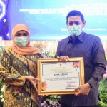 Wali Kota Kediri Abdullah Abu Bakar saat menerima piagam penghargaan dari Gubernur Jawa Timur Khofifah Indar Parawansa. foto: ist.