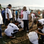 Tampak petugas dan masyarakat nelayan saat peringati HPSN 2018 di Grand Pathek Situbondo.

