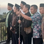 Tim Kemenag Tuban bersama Tim Badan Hisab Rukyat (BHR) saat menggelar rukyatul hilal di lokasi bukit menara rukyat Desa Banyuurip, Kecamatan Senori.