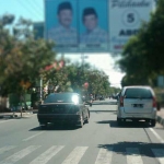 Bando reklame di jalan A. Yani ini dimungkinkan dibongkar. foto: YUDI EP/ BANGSAONLINE