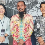 Kades Sekapuk Abdul Halim (tengah) bersama para penyelenggara ACI. foto: ist.