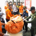 Tim inafis dan Polsek Gubeng saat melakukan evakuasi jenazah korban