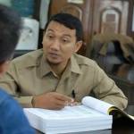 Didik Darmadi, anggota komisi D DPRD Jombang saat memberikan keterangan di ruangannya, Selasa (2/8). foto:  RONY SUHARTOMO/ BANGSAONLINE