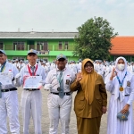 Kepala Sekolah SMAN 3 Sidoarjo Ristiwi Peny bersama anak didiknya yang baru saja meraih prestasi.