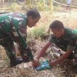 EVAKUASI: Petugas sedang mengevakuasi granat yang ditemukan warga, kemarin. foto: soewandito/BANGSAONLINE