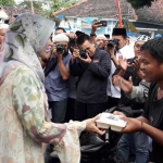 Bupati Tantri saat memberikan takjil kepada salah satu warga. foto: ANDI S/ HMS