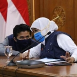 Gubernur Jawa Timur Khofifah Indar Parawansa didampingi Wagub Jatim Emil Elestianto Dardak di Gedung Negara Grahadi Surabaya, Jumat (10/4/2020). foto: istimewa/ bangsaonline.com