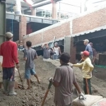 Para pekerja proyek pembangunan Pasar Legi tampak tak mengenakan perlengkapan K3.