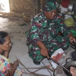 Seorang prajurit TNI saat membantu memasak. Foto: Ist.