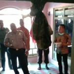 Petugas saat melakukan olah TKP.