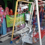 SIMBOLIS: Tim BHS-Taufiq menyerahkan bantuan fasilitas bermain di PGTK Karunia Ilmu di Kecamatan Taman, Sidoarjo, Kamis (10/9/2020) sore. (foto: MUSTAIN/ BANGSAONLINE)