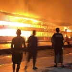 Petugas pemadam kebakaran saat melakukan pemadaman di kandang ayam yang  di Dusun Sumberwangi, Desa Wonosobo, Kecamatan Srono, Banyuwangi, Kamis (18/4/2024).