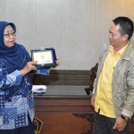 Asisten I Setda Gresik, Indah Shofiana saat memberikan cinderamata kepada Ketua Pansus DPRD Indramayu Karsiwan. foto: SYUHUD/ BANGSAONLINE
